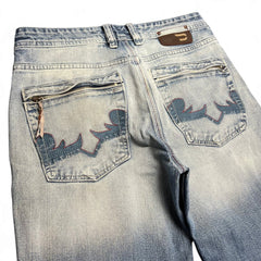 TWC Vintage Diesel Bootcut Jeans in hellblauem Denim mit Reißverschlusstaschen und Stickerei auf der Rückseite