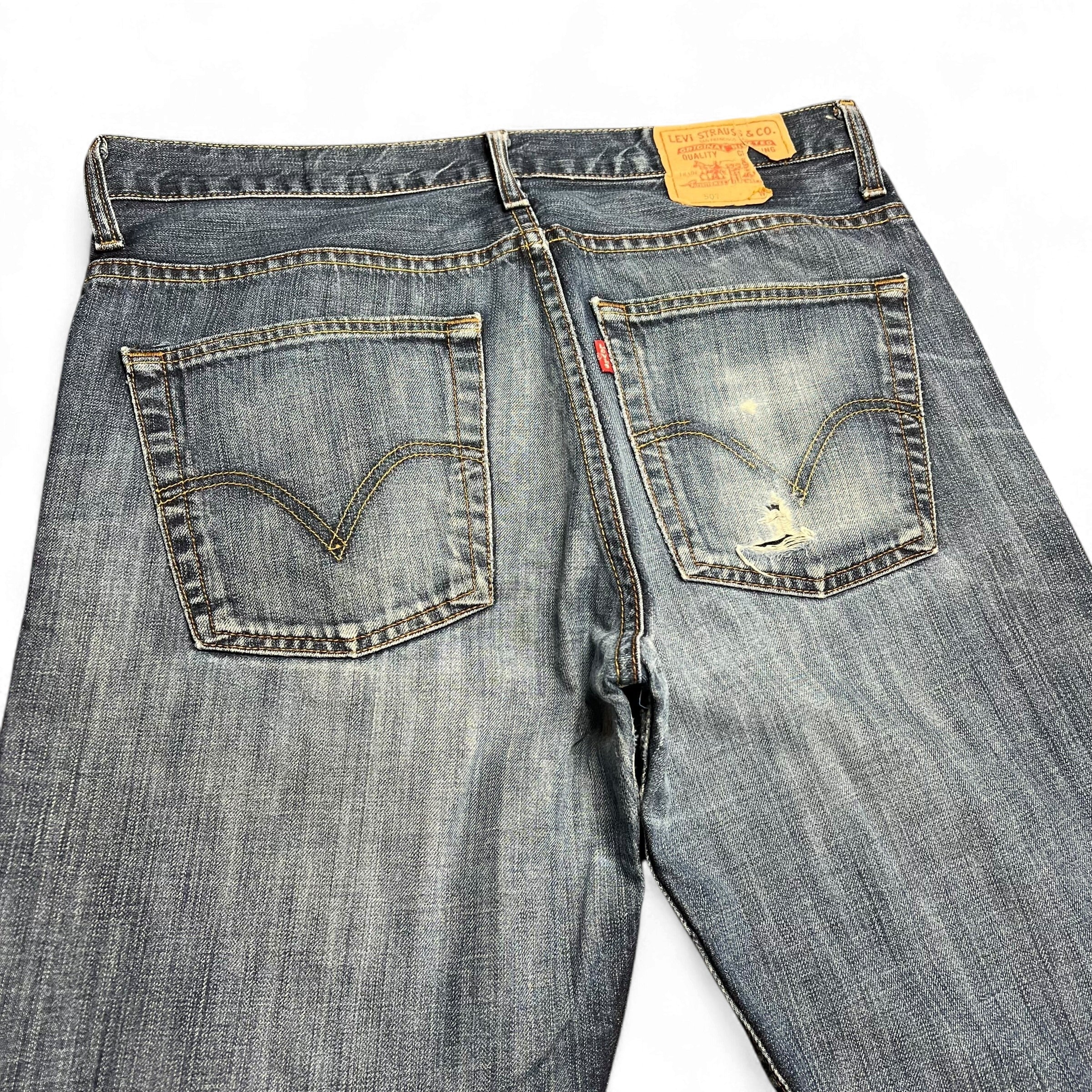 TWC Vintage Levi’s 507 Bootcut Jeans in blauem Denim mit Used-Look und charakteristischem Leder-Patch auf der Rückseite