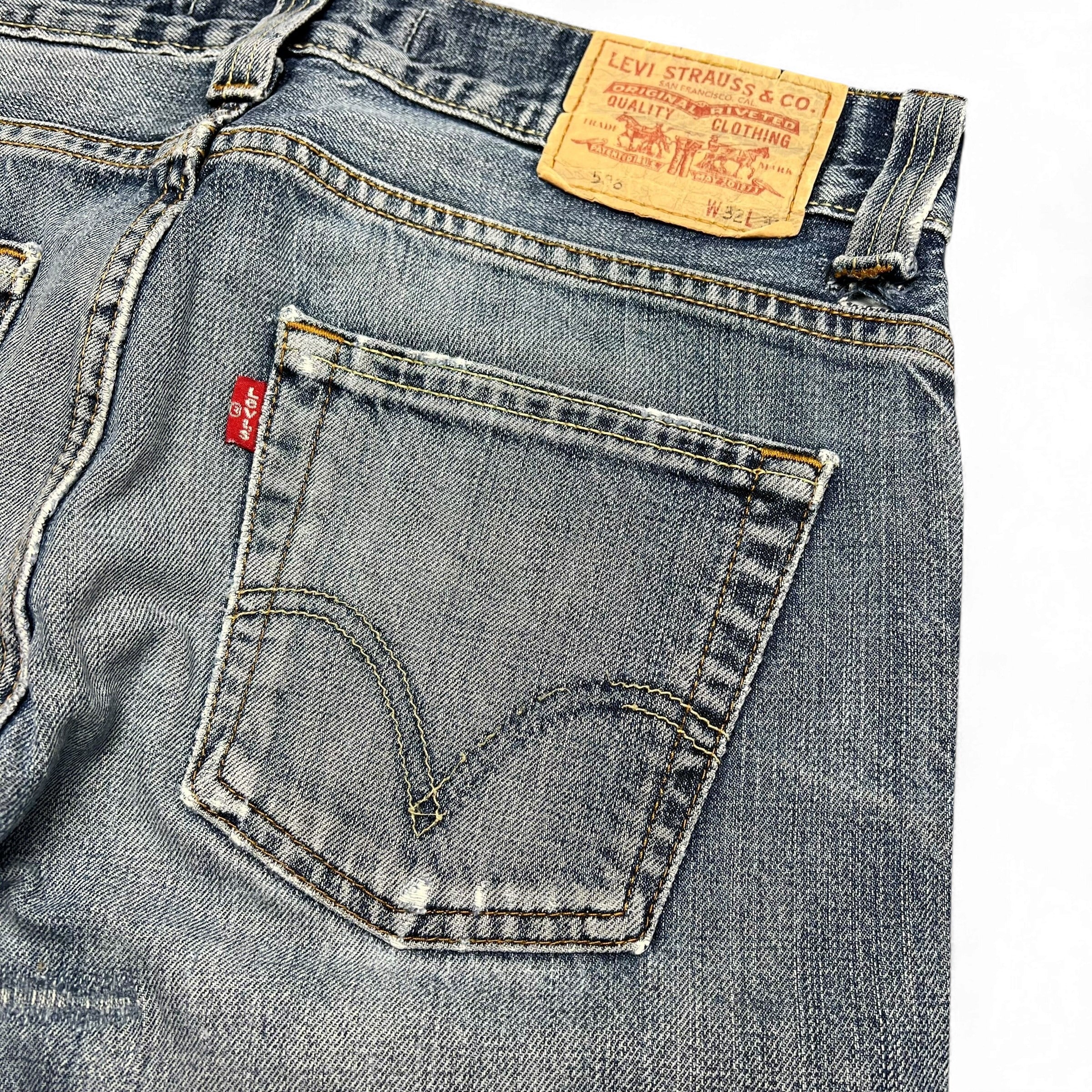 TWC Vintage Levi's 506 Straight Jeans in blauem Denim mit klassischem Lederpatch und rotem Tab an der Gesäßtasche