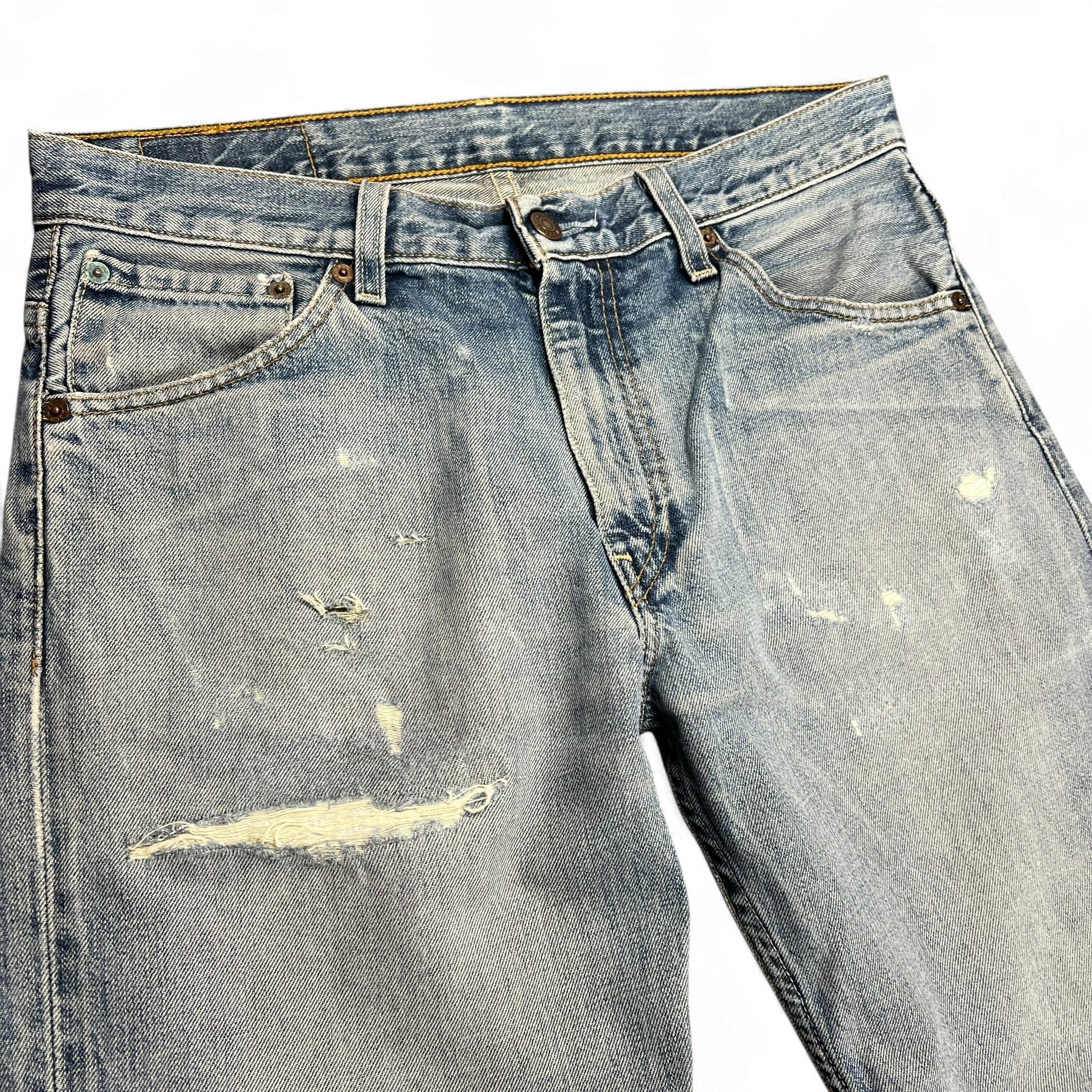 TWC Vintage Levi’s 507 Bootcut Jeans in hellblauem Denim mit Distressed-Details und Used-Look