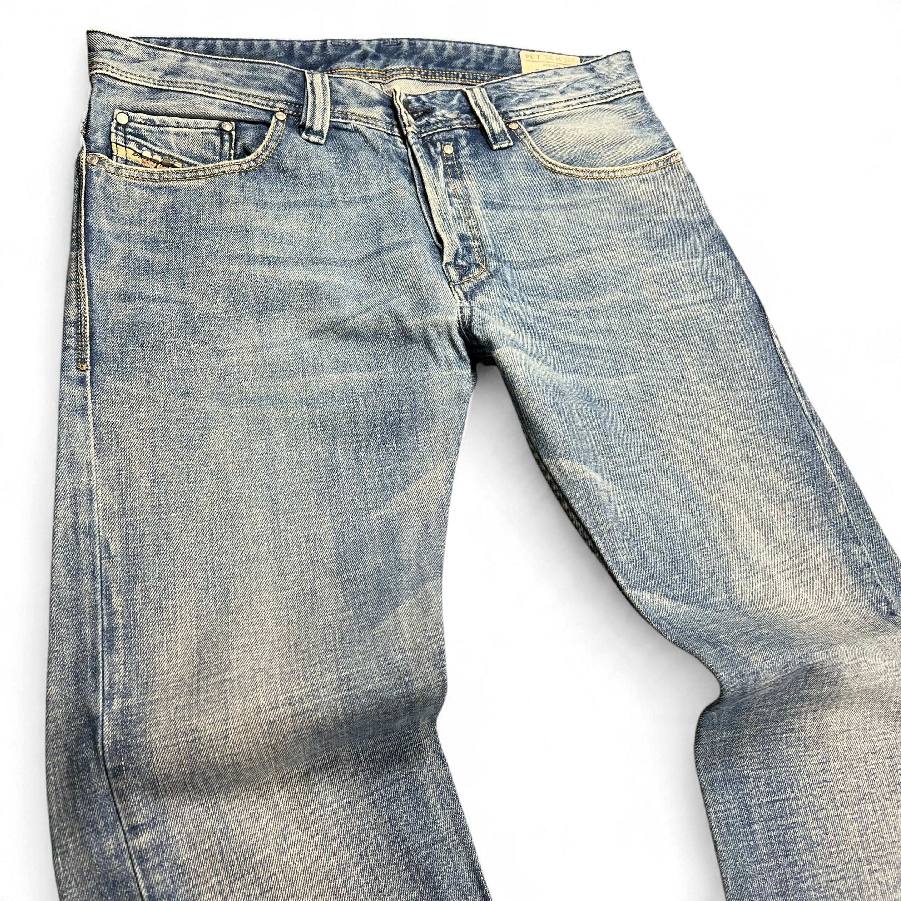 TWC Vintage Diesel Safado Straight Jeans in hellblauem Denim mit klassischem Five-Pocket-Design und Used-Optik