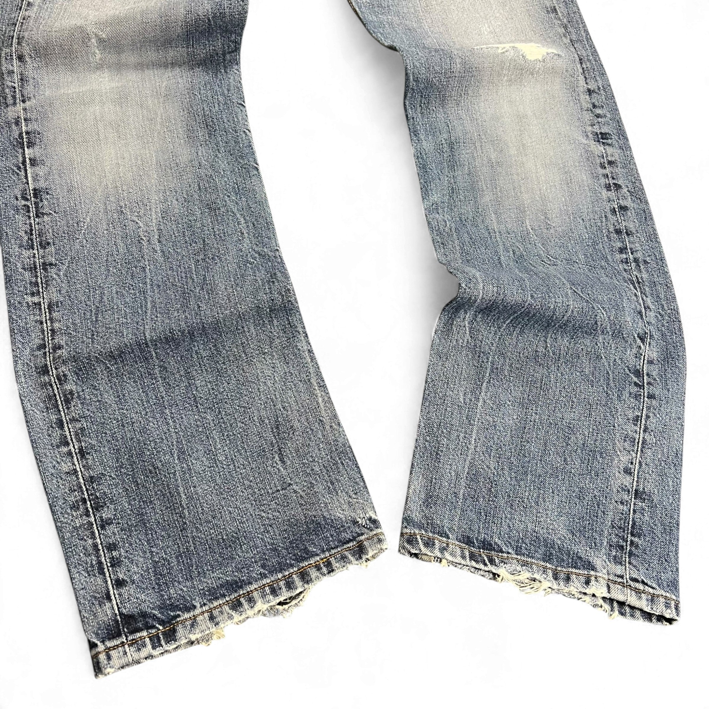 TWC Vintage Levi’s 506 Straight Jeans in verwaschenem Blau mit ausgefransten Beinabschlüssen und Used-Look