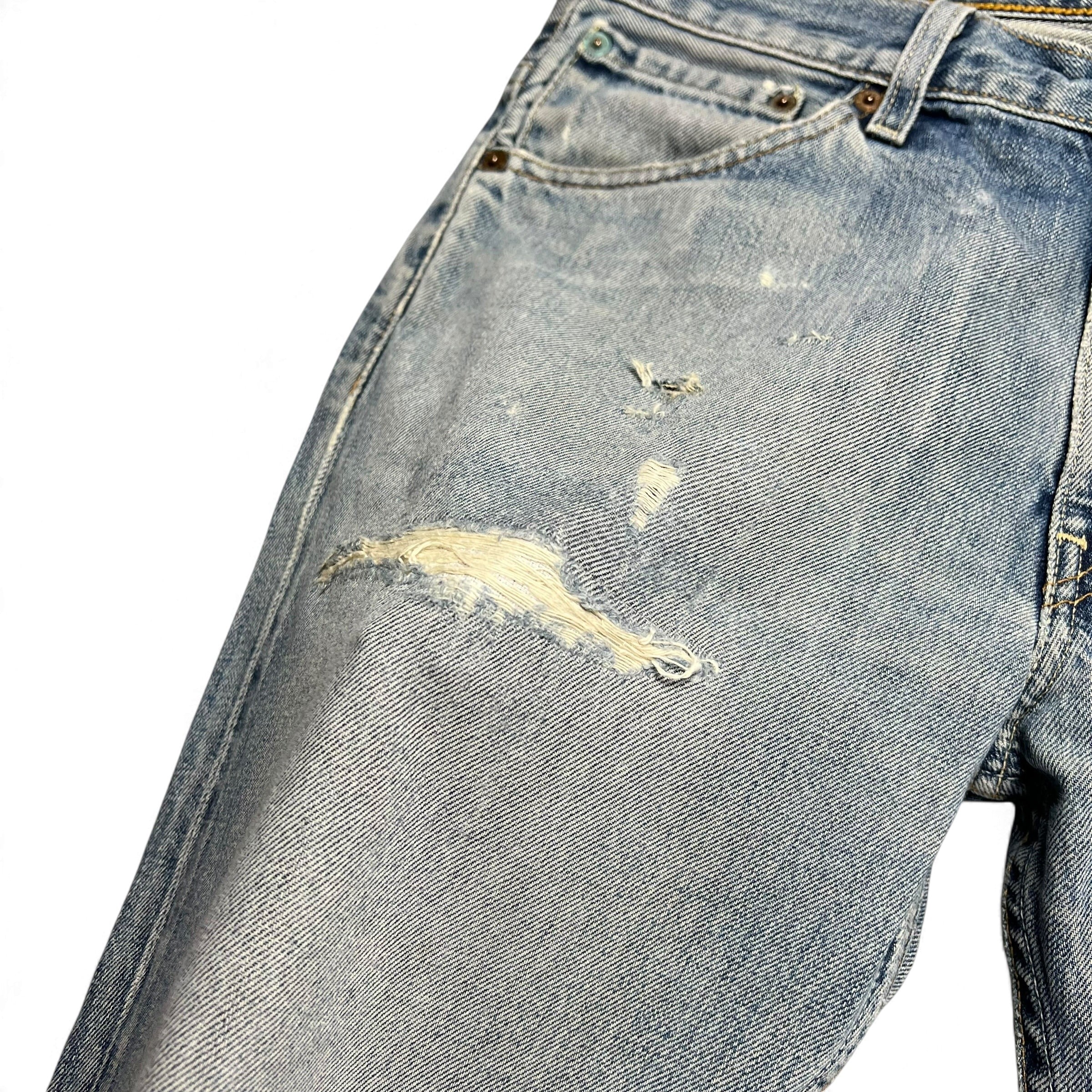 TWC Vintage Levi’s 507 Bootcut Jeans in hellblauem Denim mit Distressed-Details und Rissen am Oberschenkel