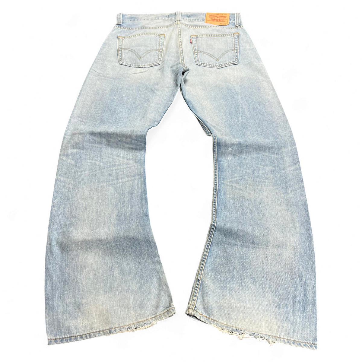 TWC Vintage Levi's Jeans in hellblauem Denim mit weitem Bein und ausgefransten Säumen, Rückansicht