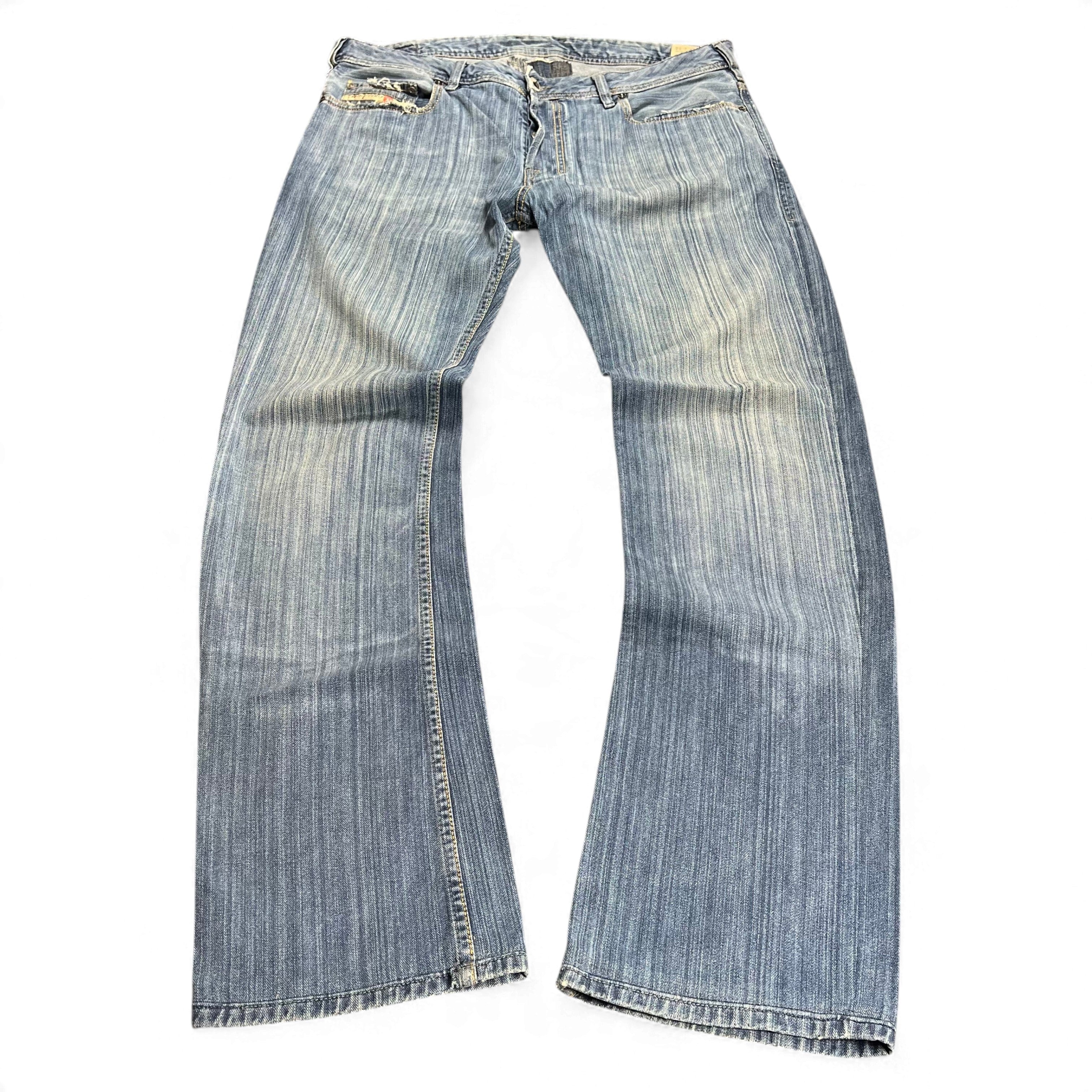 TWC Vintage Diesel Zatiny Bootcut Jeans in hellblauer Waschung mit markanter Textur und klassischem Schnitt