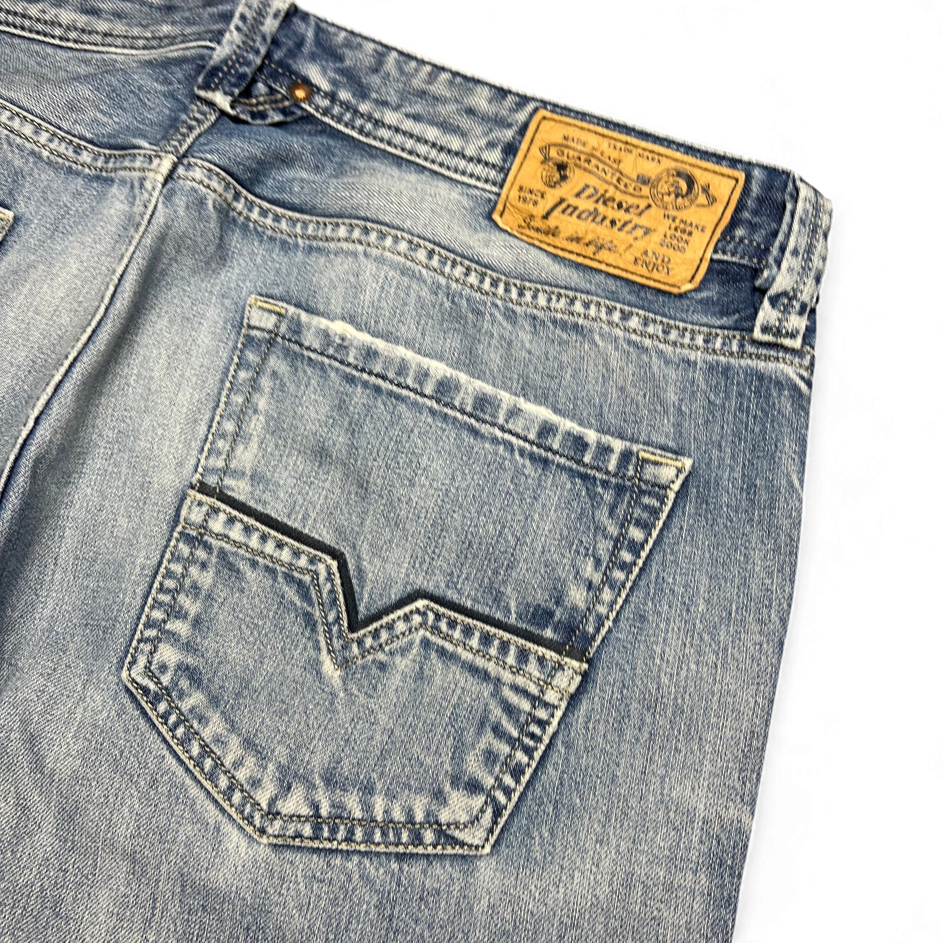 TWC Vintage Diesel Larkee Straight Jeans in hellblauem Denim mit charakteristischem Lederpatch und Gesäßtasche