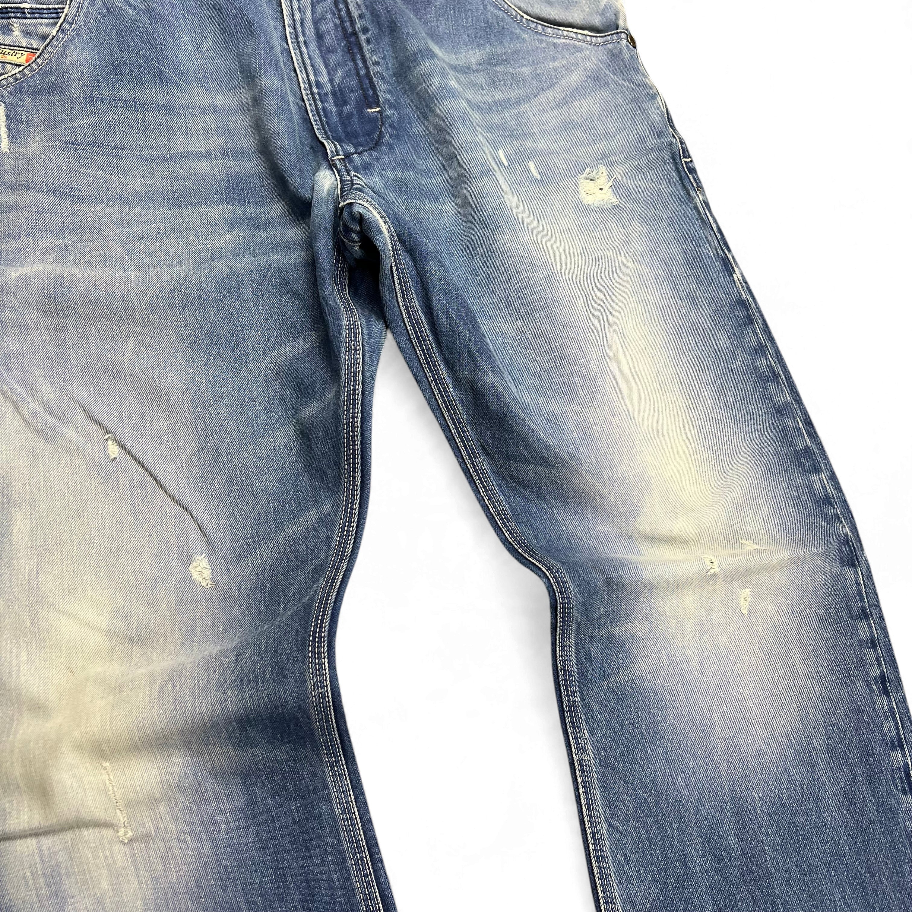 TWC Vintage Diesel Straight Jeans in verwaschenem Blau mit Distressed-Details und geradem Schnitt