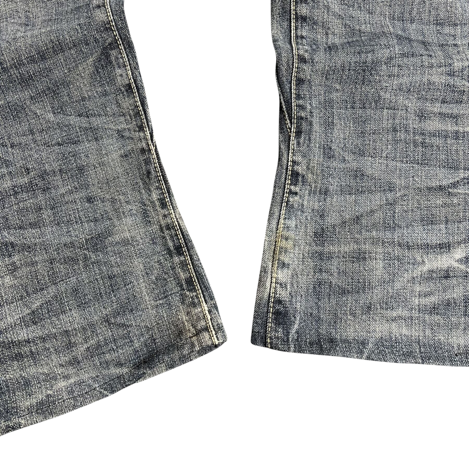 TWC Vintage Evisu Straight Jeans mit verwaschenem Denim-Look und sichtbaren Abnutzungsspuren an den Beinabschlüssen