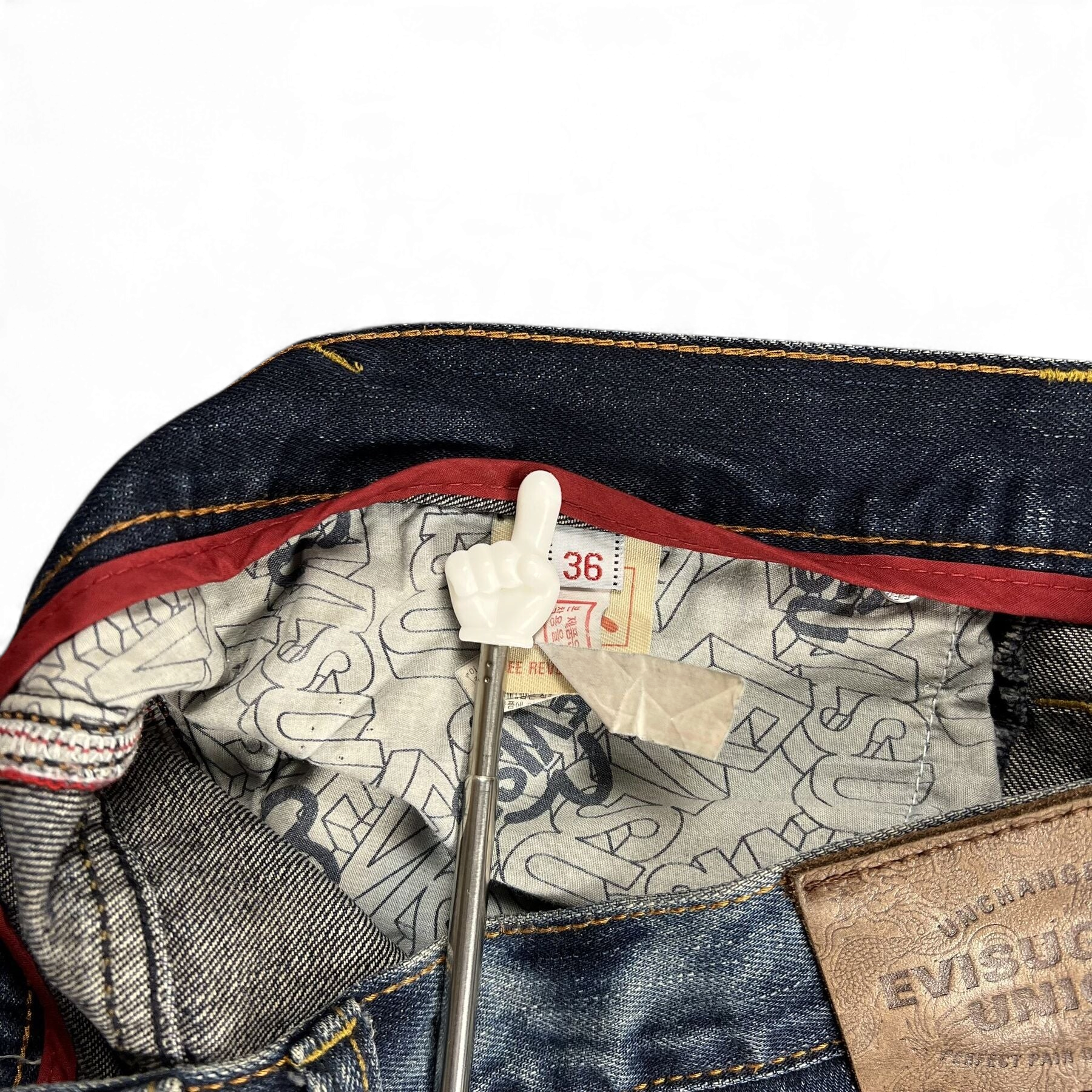TWC Vintage Evisu Straight Jeans mit dunkelblauem Denim, rotem Innenfutter und geprägtem Leder-Label am Bund