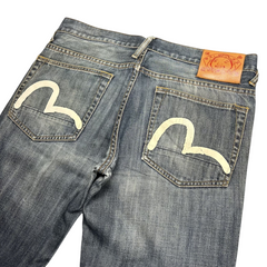 TWC Vintage Evisu Jeans mit geradem Schnitt, verwaschenem Blau und ikonischem weißem Seagull-Print auf den Taschen.