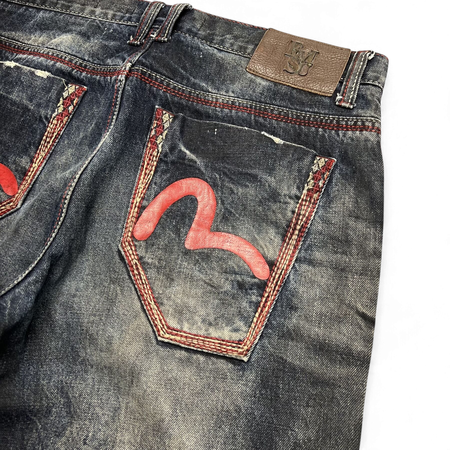 TWC Vintage Evisu Straight Jeans in verwaschenem Denim mit rotem Logo-Print auf den Gesäßtaschen und Leder-Patch