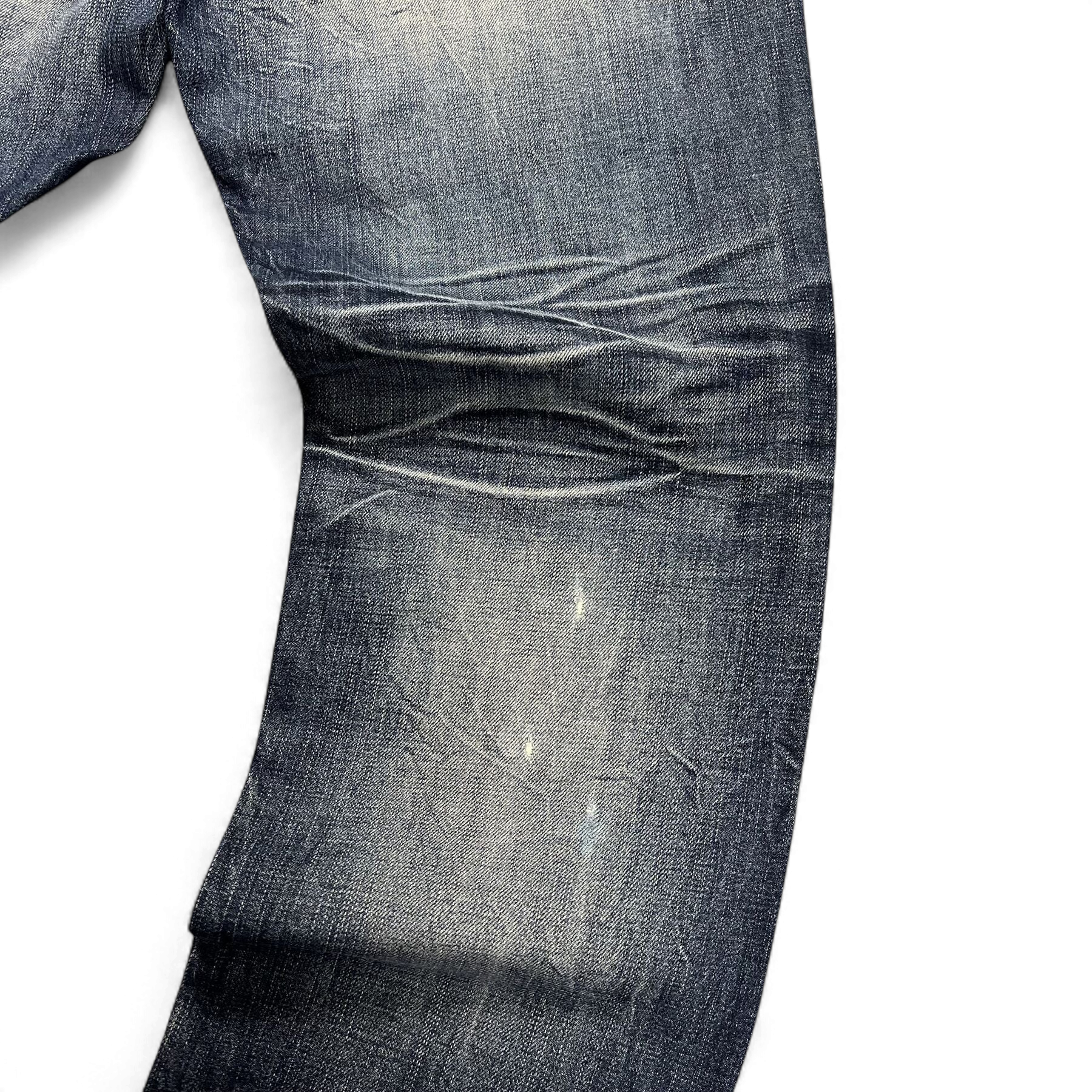 TWC Vintage Evisu Jeans mit verwaschener blauer Denim-Optik und markanten Tragefalten am Knie