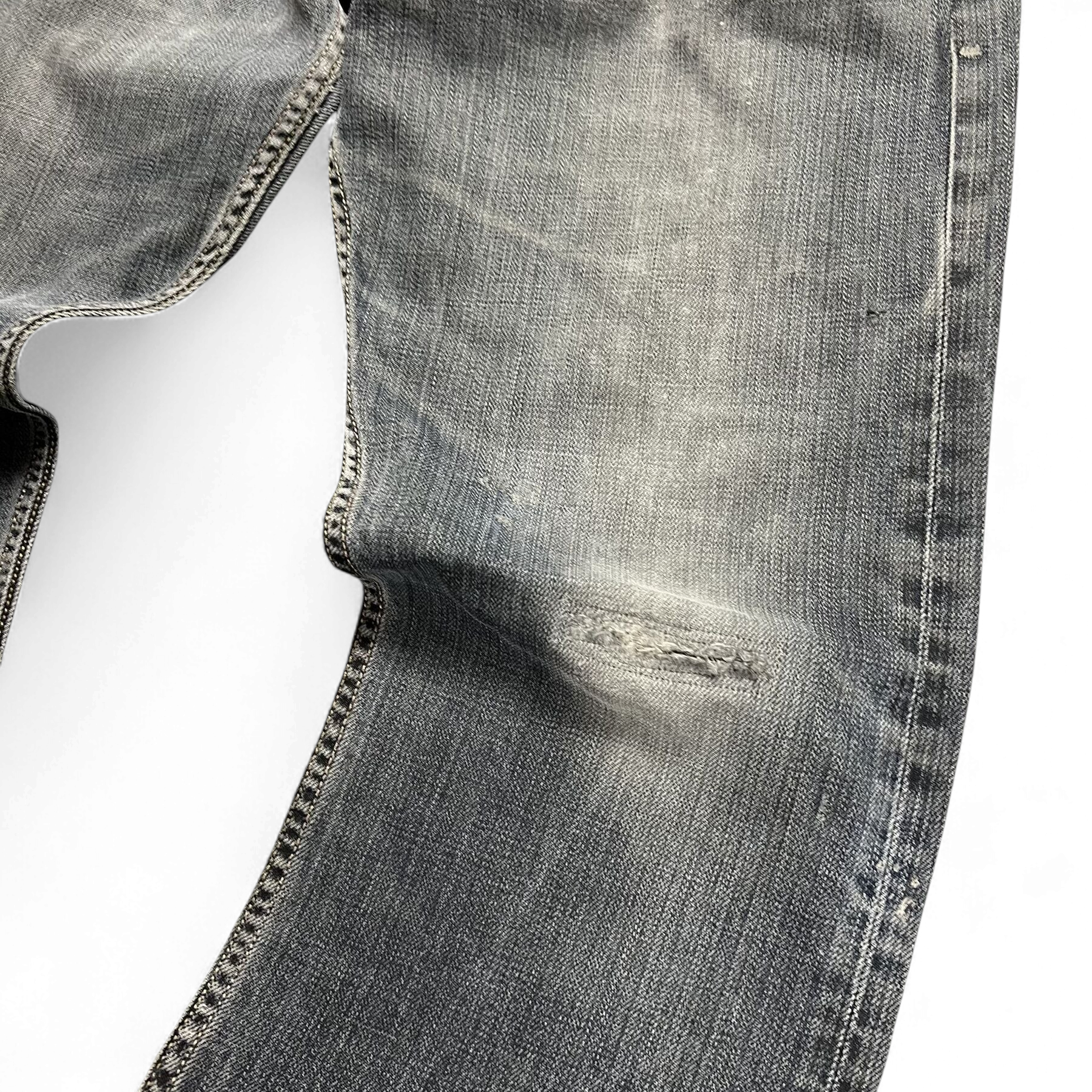 TWC Vintage Evisu Straight Jeans in verwaschenem Grau mit dezentem Knie-Distress und klassischer Denim-Struktur