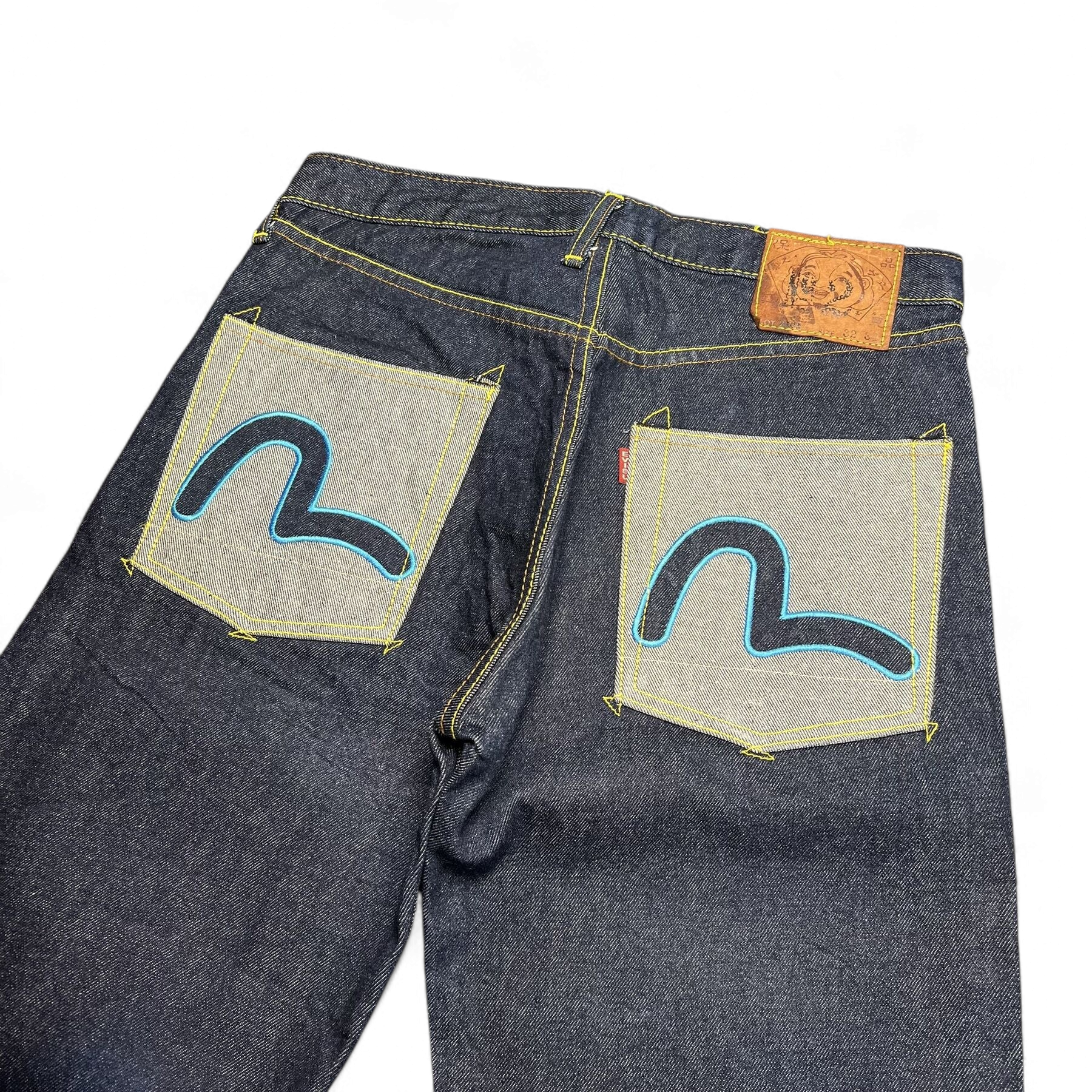 TWC Vintage Evisu Straight Jeans aus dunkelblauem Denim mit hellen Kontrastnähten und ikonischen blauen Gesäßtaschen