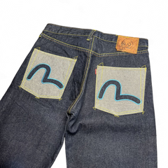 TWC Vintage Evisu Straight Jeans aus dunkelblauem Denim mit hellen Kontrastnähten und ikonischen blauen Gesäßtaschen