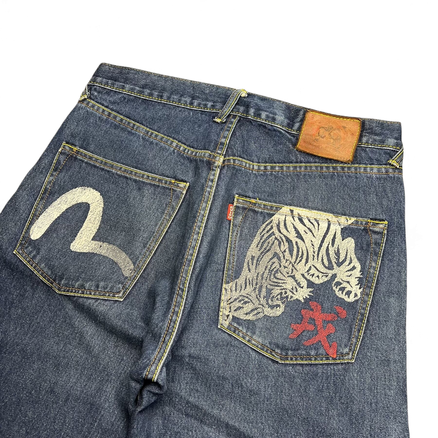TWC Vintage Evisu Jeans mit geradem Schnitt, dunkelblauem Denim, ikonischem Seagull-Print und Tiger-Stickerei hinten.