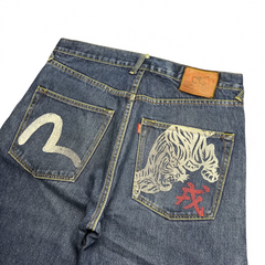 TWC Vintage Evisu Jeans mit geradem Schnitt, dunkelblauem Denim, ikonischem Seagull-Print und Tiger-Stickerei hinten.