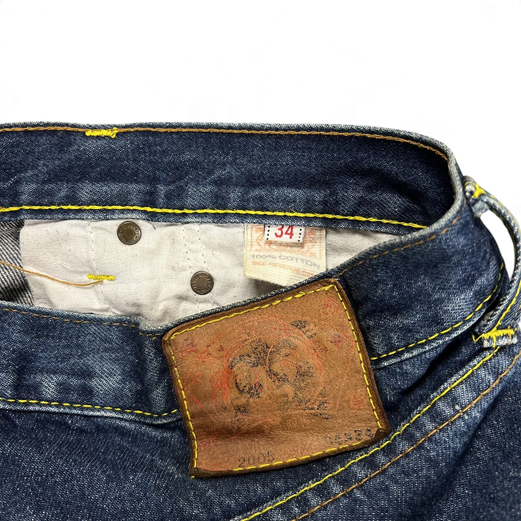 TWC Vintage Evisu Jeans mit dunkelblauem Denim, gelben Kontrastnähten und braunem Leder-Label am Bund