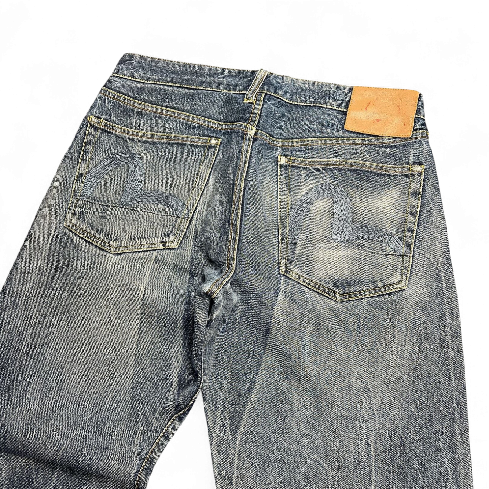 TWC Vintage Evisu Jeans mit geradem Schnitt, verwaschenem Denim und ikonischen Seagull-Stickereien auf den Taschen