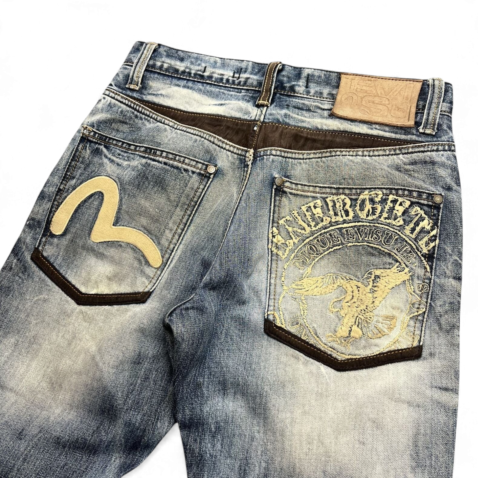 TWC Vintage Evisu Straight Jeans in verwaschenem Blau mit braunen Lederdetails und aufwendiger Stickerei auf der Tasche