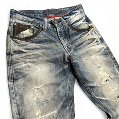 TWC Vintage Evisu Straight Jeans in verwaschenem Blau mit Distressed-Optik, braunen Lederdetails und Knopfverschluss