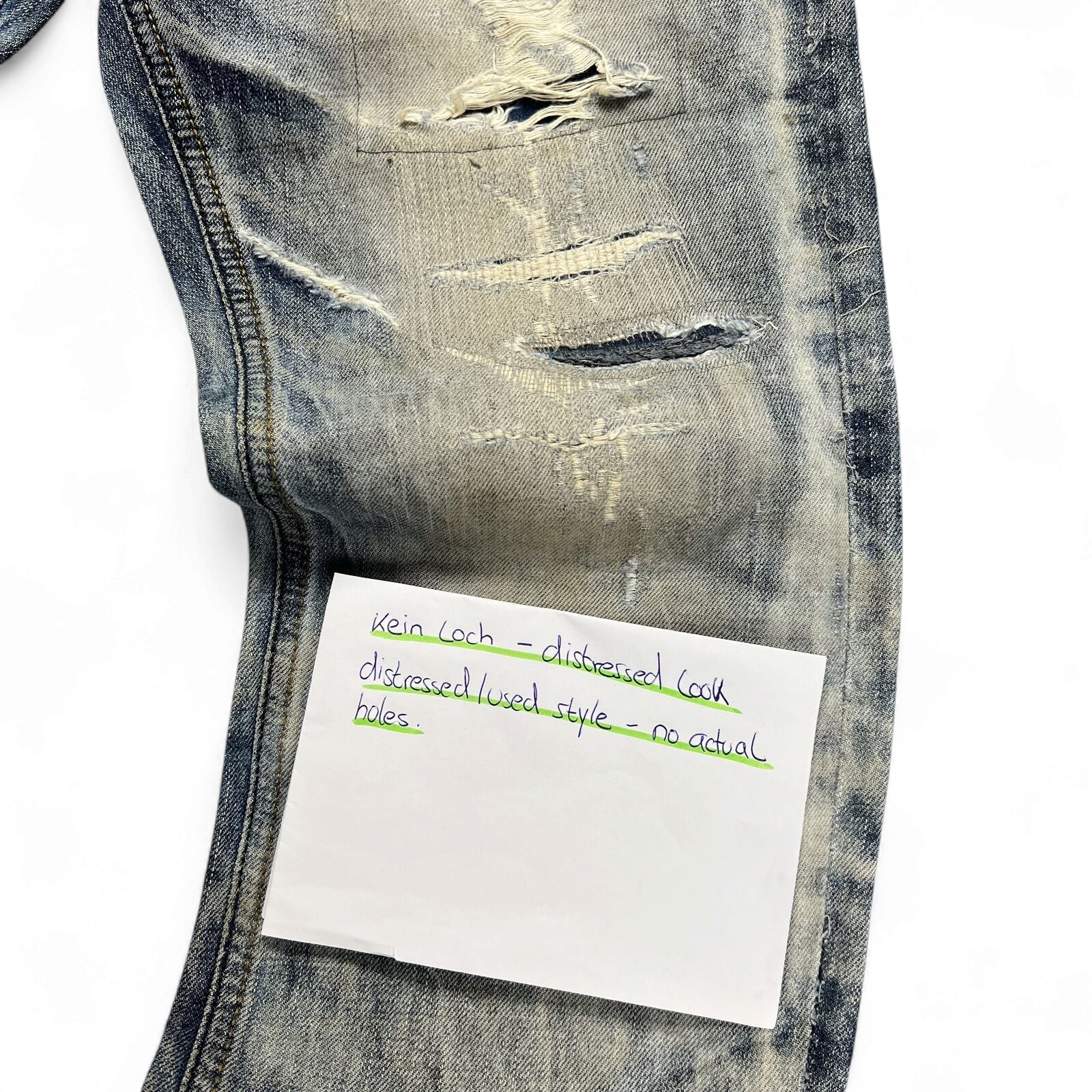 TWC Vintage Evisu Jeans mit Distressed-Optik in verwaschenem Blau und Used-Look Details