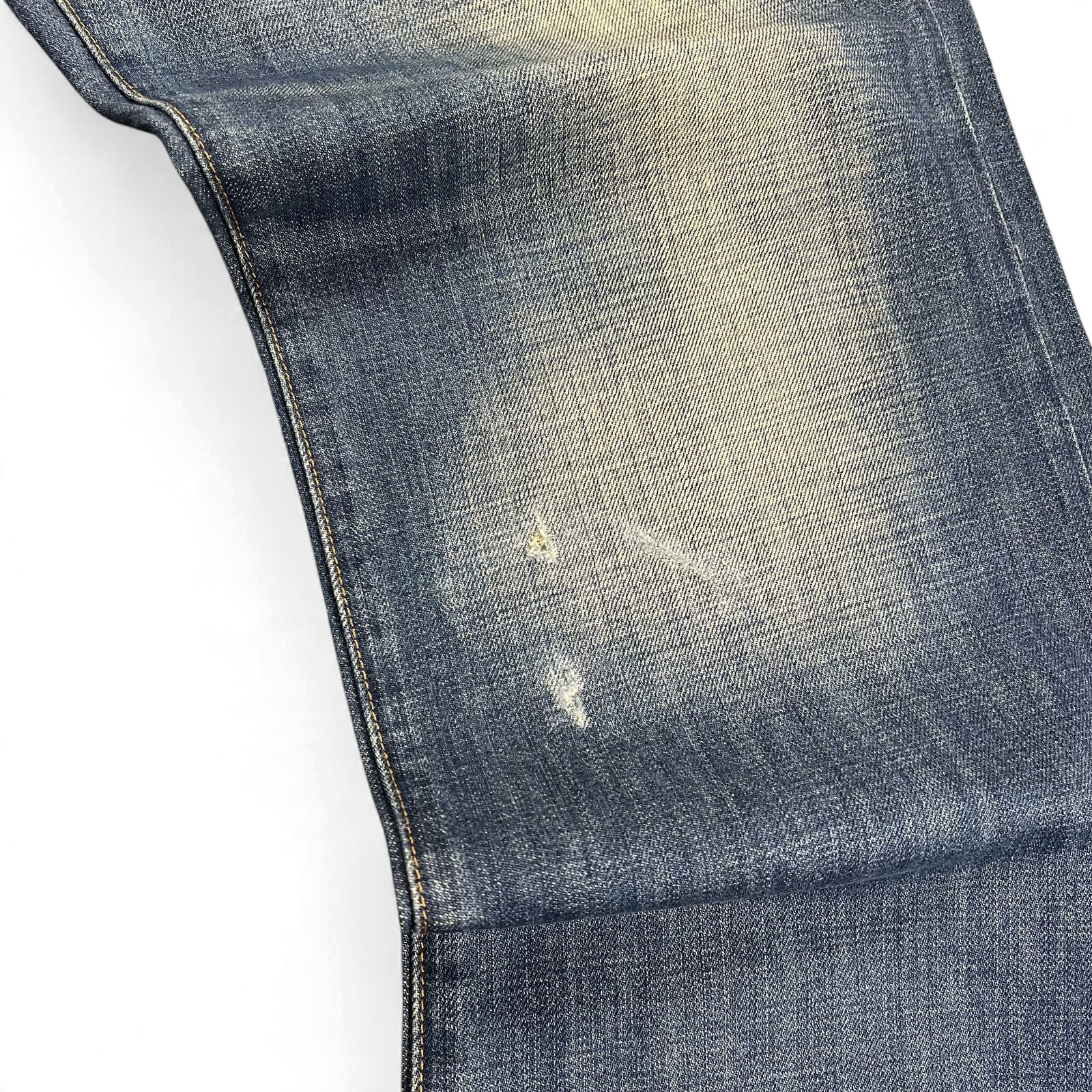 TWC Vintage Evisu Jeans mit geradem Schnitt in verwaschenem Blau mit leichten Abnutzungsspuren am Bein