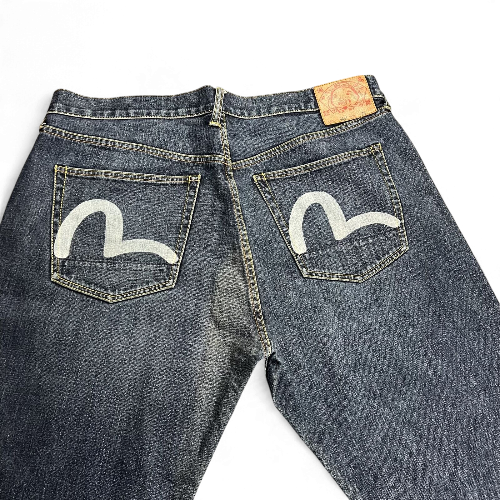 TWC Vintage Evisu Jeans in Dunkelblau mit ikonischem weißem Möwen-Logo auf den Gesäßtaschen und Leder-Patch