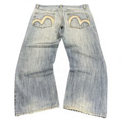 TWC Vintage Jeans aus hellblauem Denim mit japanischer Stickerei auf den Gesäßtaschen, Rückansicht