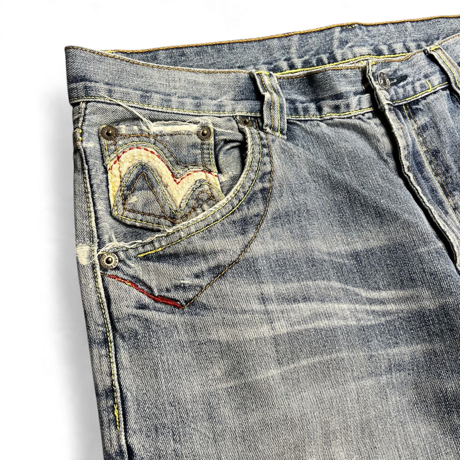 TWC Vintage Jeans aus blauem Denim mit japanischer Stickerei an der Münztasche und Used-Look Details