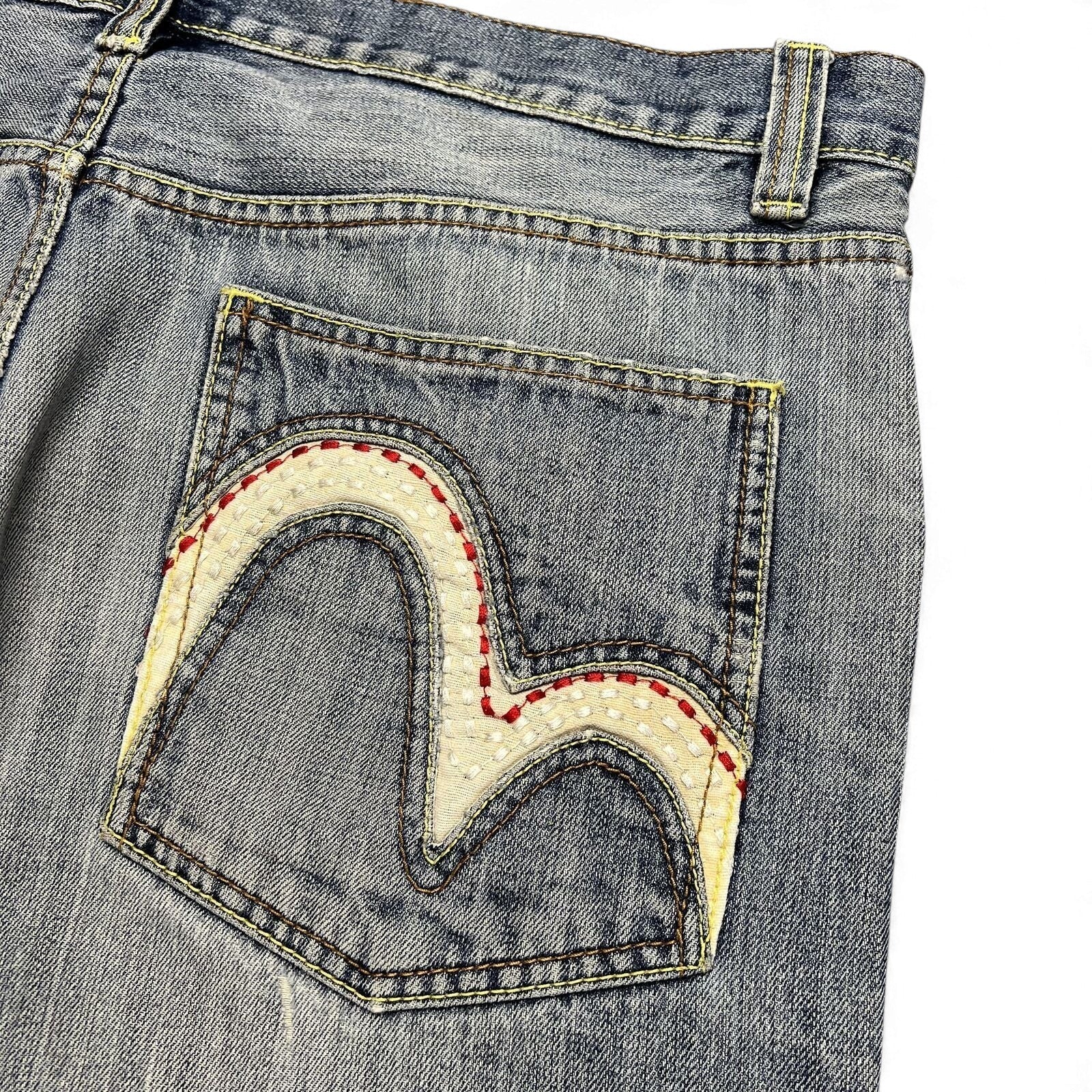 TWC Vintage Jeans aus hellblauem Denim mit markanter, cremefarbener Stickerei auf der Gesäßtasche im japanischen Stil