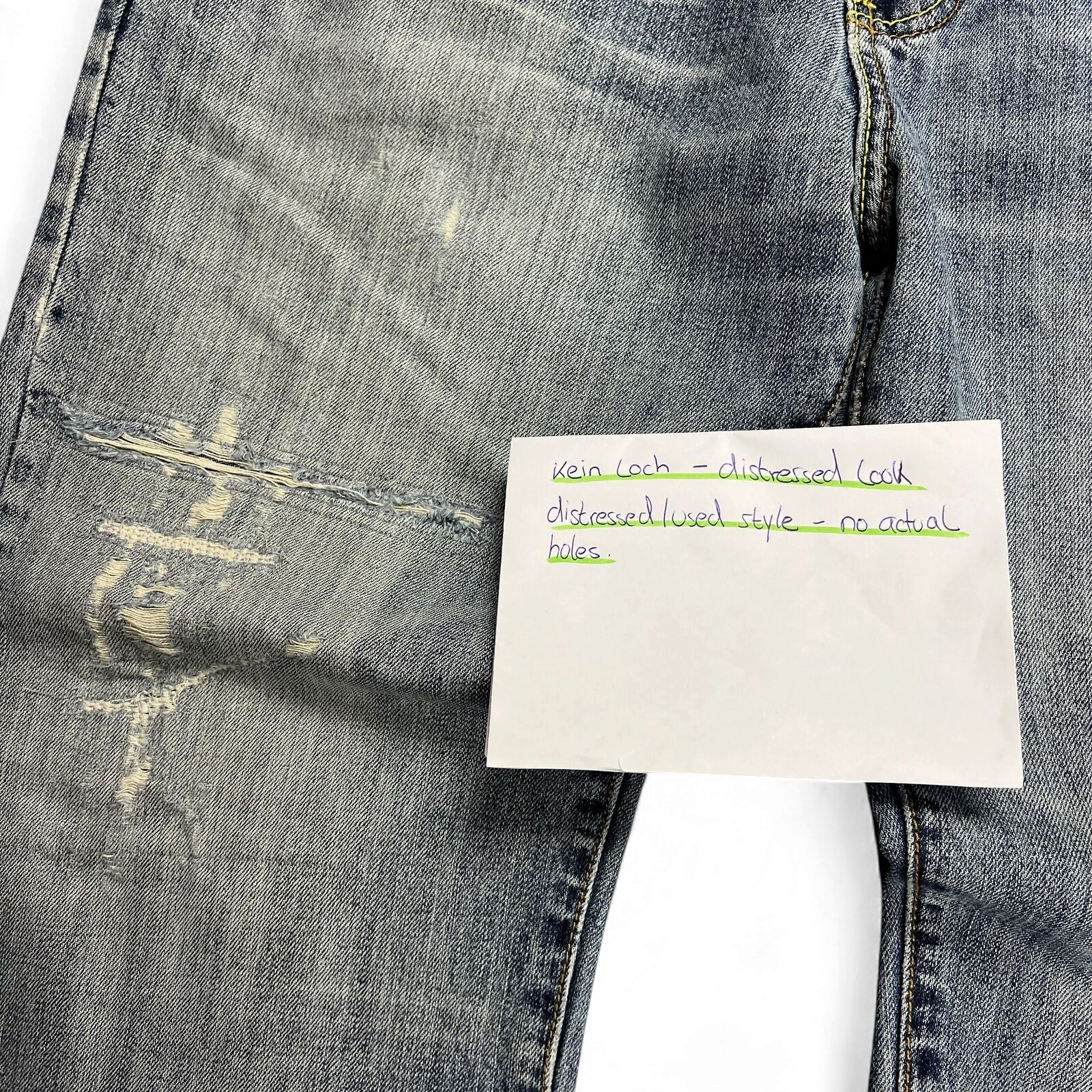 TWC Vintage Jeans aus blauem Denim mit japanischer Stickerei und Distressed-Optik ohne echte Löcher