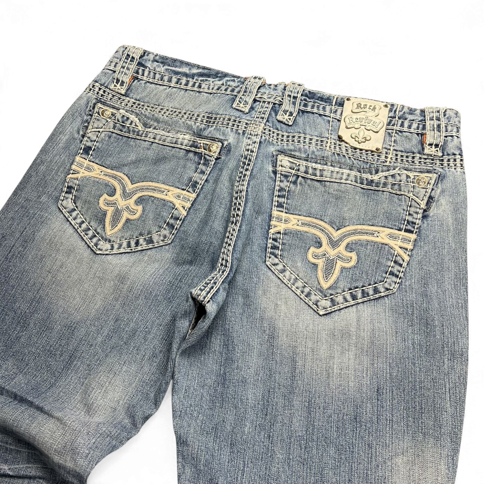 TWC Vintage Rock Revival Mitch Straight Jeans in hellblauem Denim mit aufwendigen Stickereien auf den Gesäßtaschen