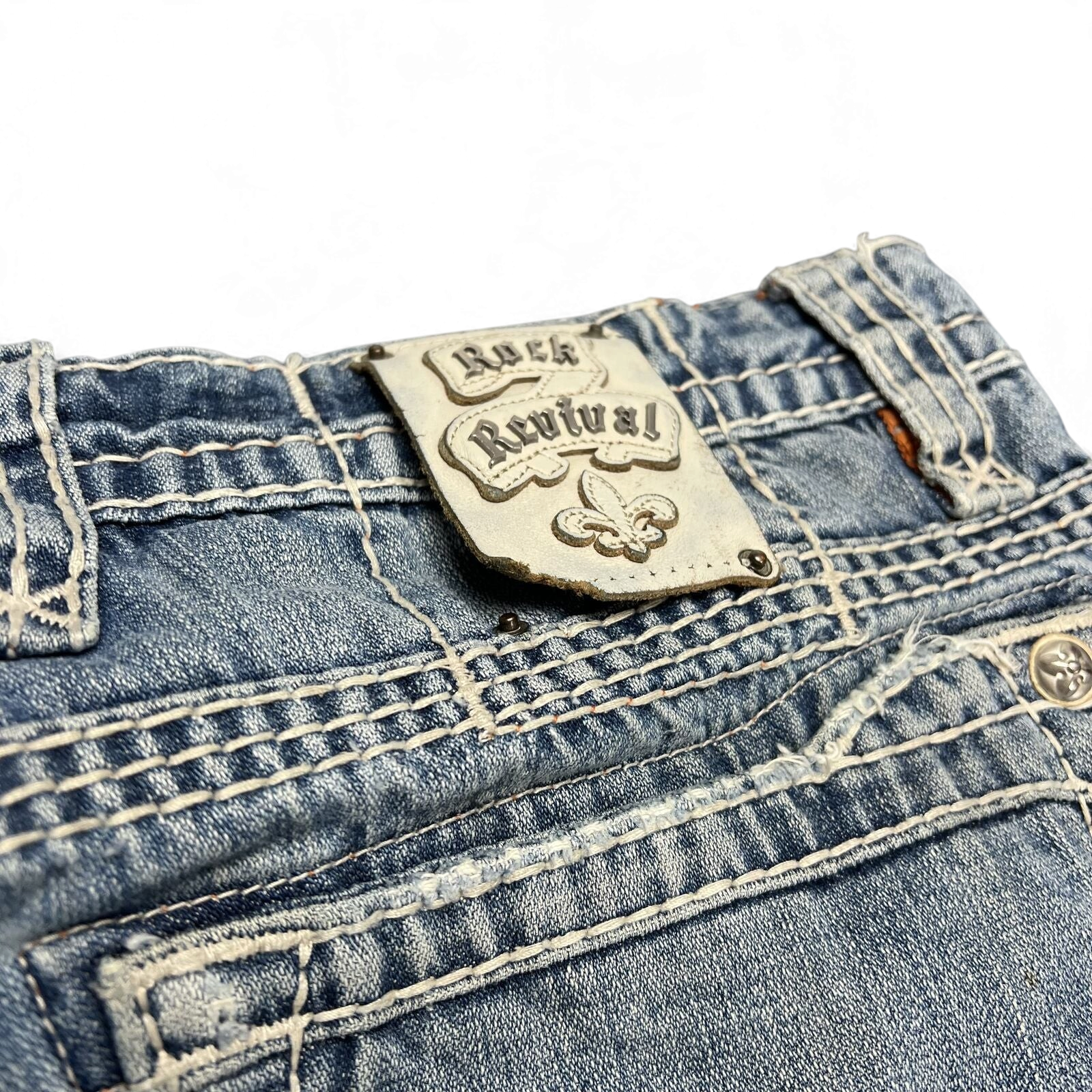 TWC Vintage Rock Revival Mitch Straight Jeans mit hellen Kontrastnähten und Leder-Label am Bund