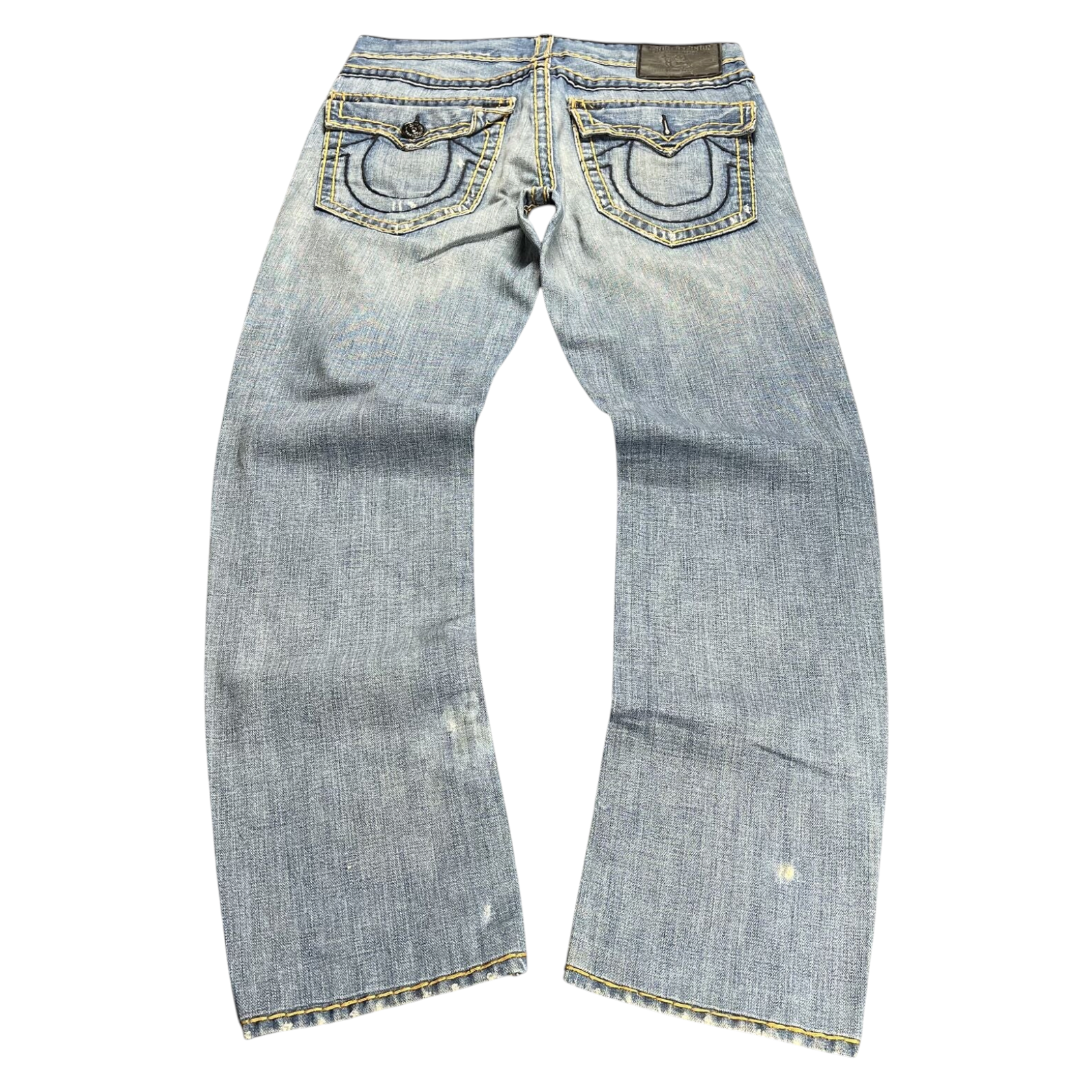 TWC Vintage True Religion Straight Jeans in hellblauem Denim mit charakteristischen Taschen und gelben Nähten