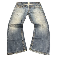 TWC Vintage True Religion Bootcut Jeans in verwaschenem Blau mit markanten Kontrastnähten und Vintage-Waschung