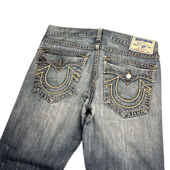 TWC Vintage True Religion Bootcut Jeans in blauem Denim mit charakteristischen hellen Kontrastnähten und Gesäßtaschen