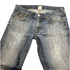 TWC Vintage True Religion Bootcut Jeans in blauem Denim mit Used-Look und markanten Kontrastnähten