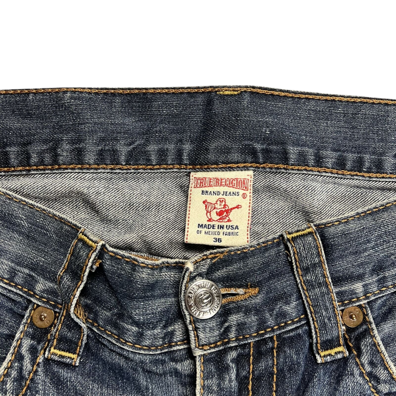 TWC Vintage True Religion Bootcut Jeans mit Markenetikett und Knopfdetail in klassischem Blau