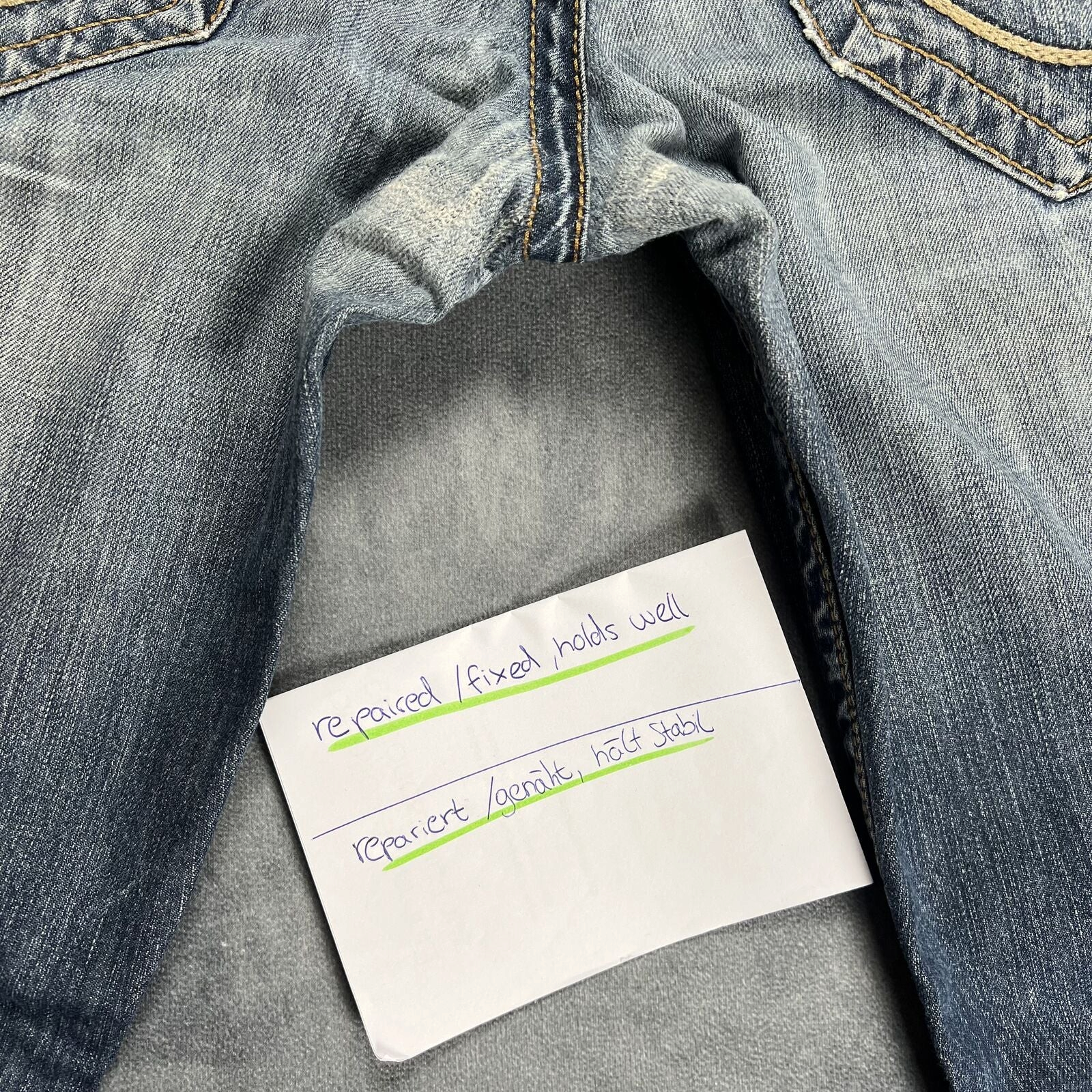 TWC Vintage True Religion Bootcut Jeans in verwaschenem Blau mit fachmännisch repariertem Schrittbereich