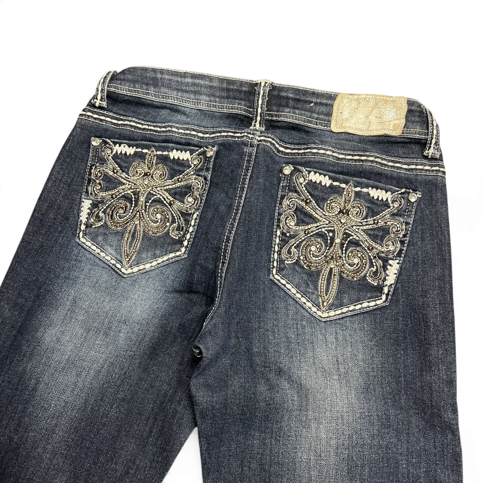 TWC Vintage Damen Y2K Bootcut Jeans in Dunkelblau mit aufwendigen Stickereien und Strasssteinen auf den Gesäßtaschen