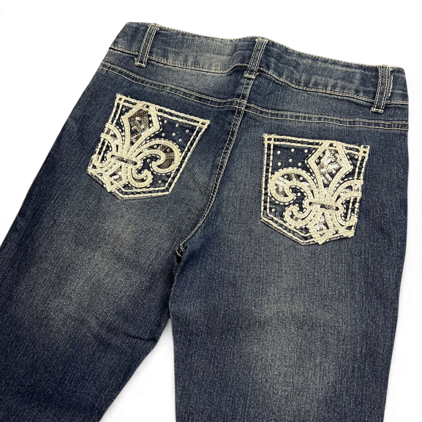 TWC Vintage Damen Y2K Bootcut Jeans in Dunkelblau mit verzierten Gesäßtaschen und Pailletten-Stickerei