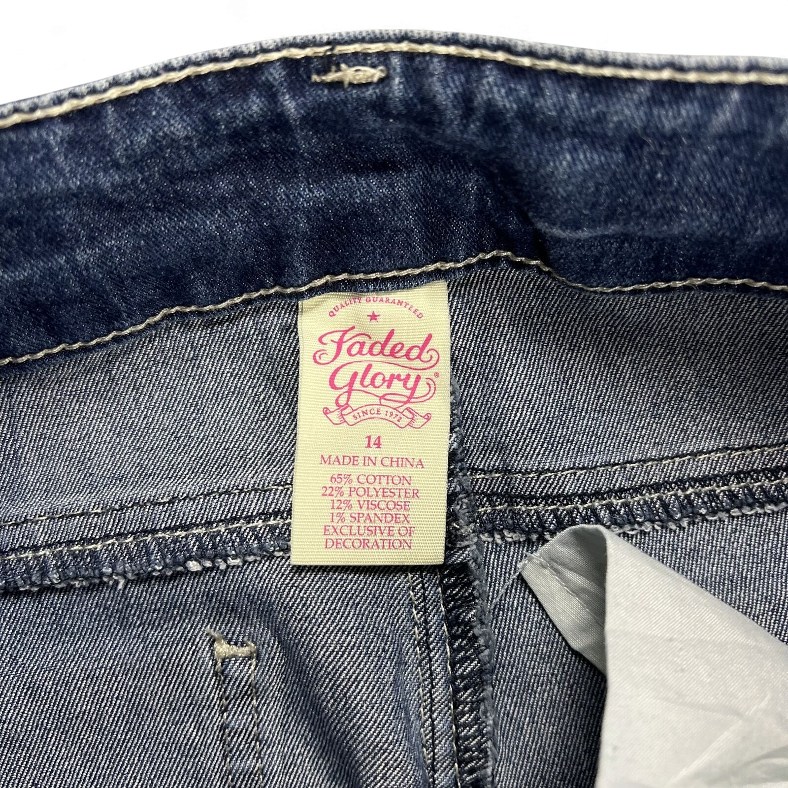 TWC Vintage Damen Y2K Bootcut Jeans Etikett mit Materialzusammensetzung und Pflegehinweisen in Dunkelblau