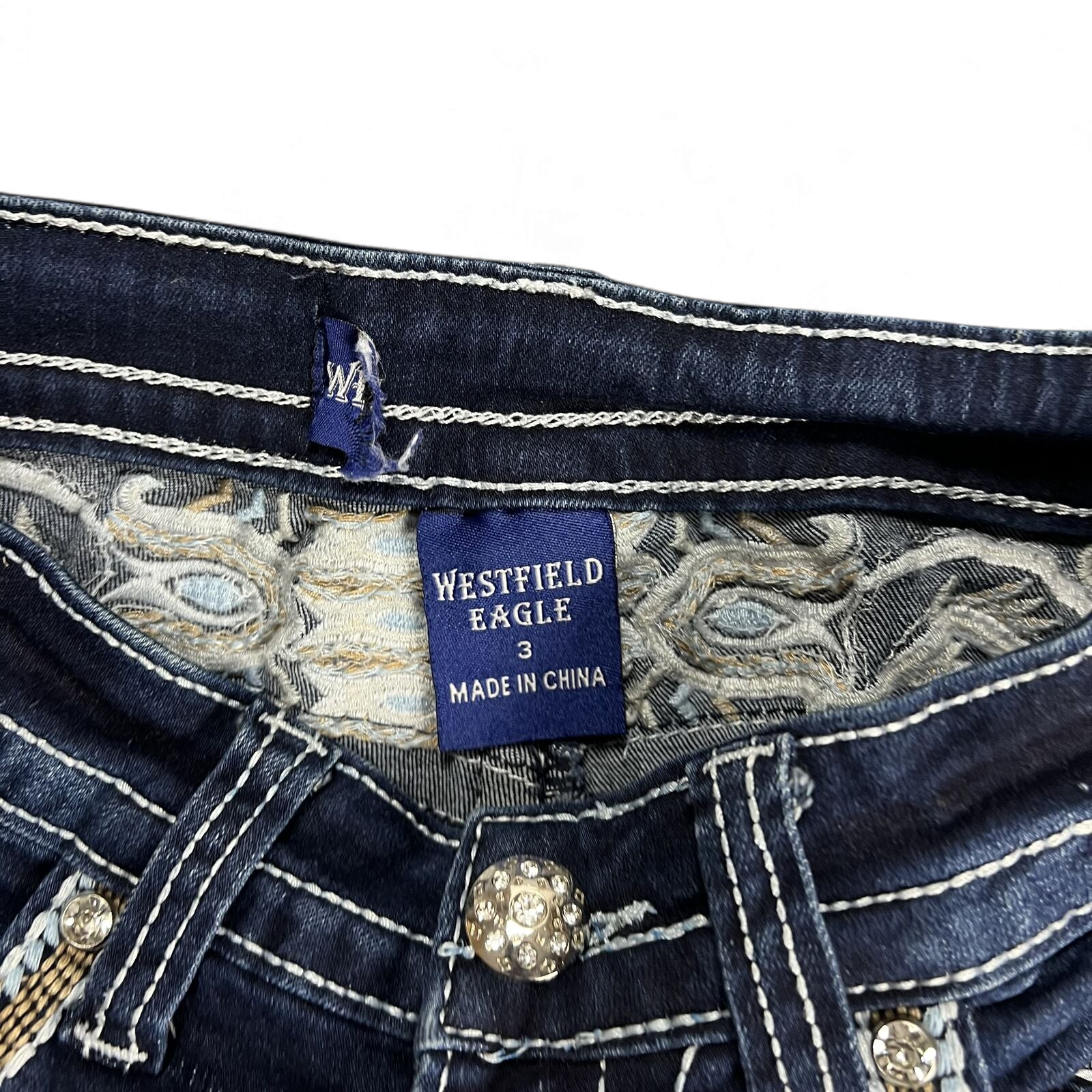 TWC Vintage Y2K Bootcut Jeans mit dunkler Waschung, Ziernähten und glitzernden Schmuckknöpfen am Bund