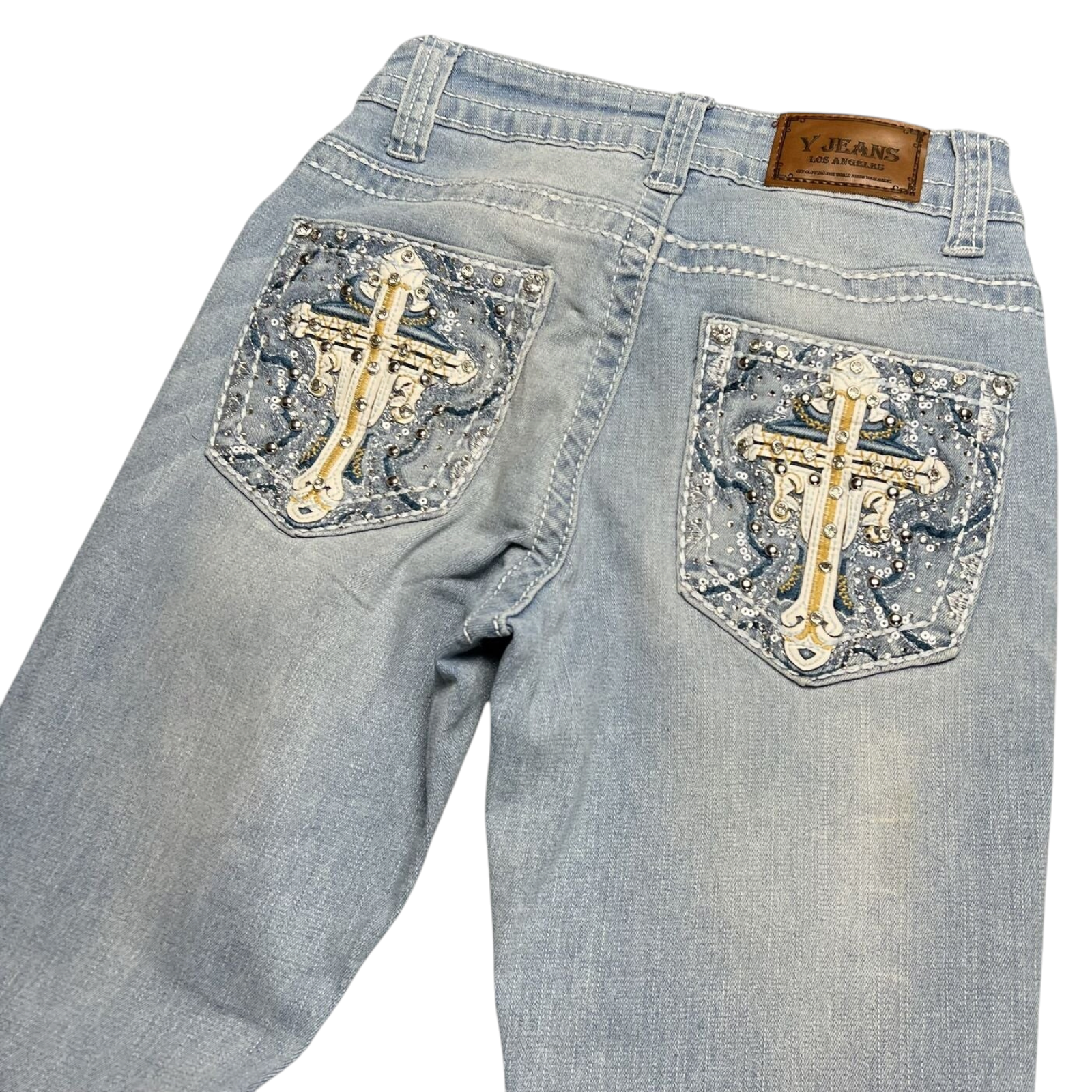 TWC Vintage Damen Y2K Bootcut Jeans in Hellblau mit aufwendigen Kreuz-Stickereien und Strasssteinen auf den Taschen