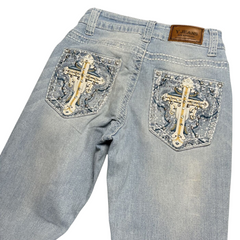 TWC Vintage Damen Y2K Bootcut Jeans in Hellblau mit aufwendigen Kreuz-Stickereien und Strasssteinen auf den Taschen
