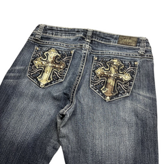 TWC Vintage Damen Y2K Bootcut-Jeans in Dunkelblau mit verzierten Kreuz-Applikationen auf den Gesäßtaschen