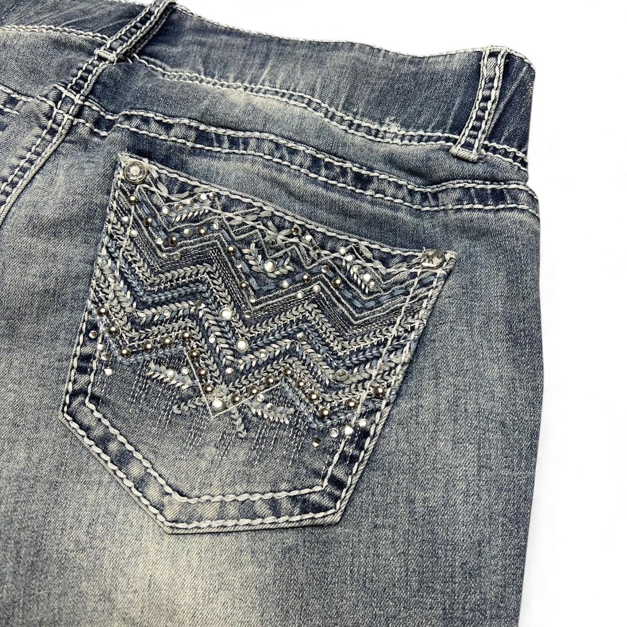 TWC Vintage Damen Y2K Bootcut Jeans mit aufwendig bestickter Gesäßtasche und Strasssteinen in verwaschenem Blau