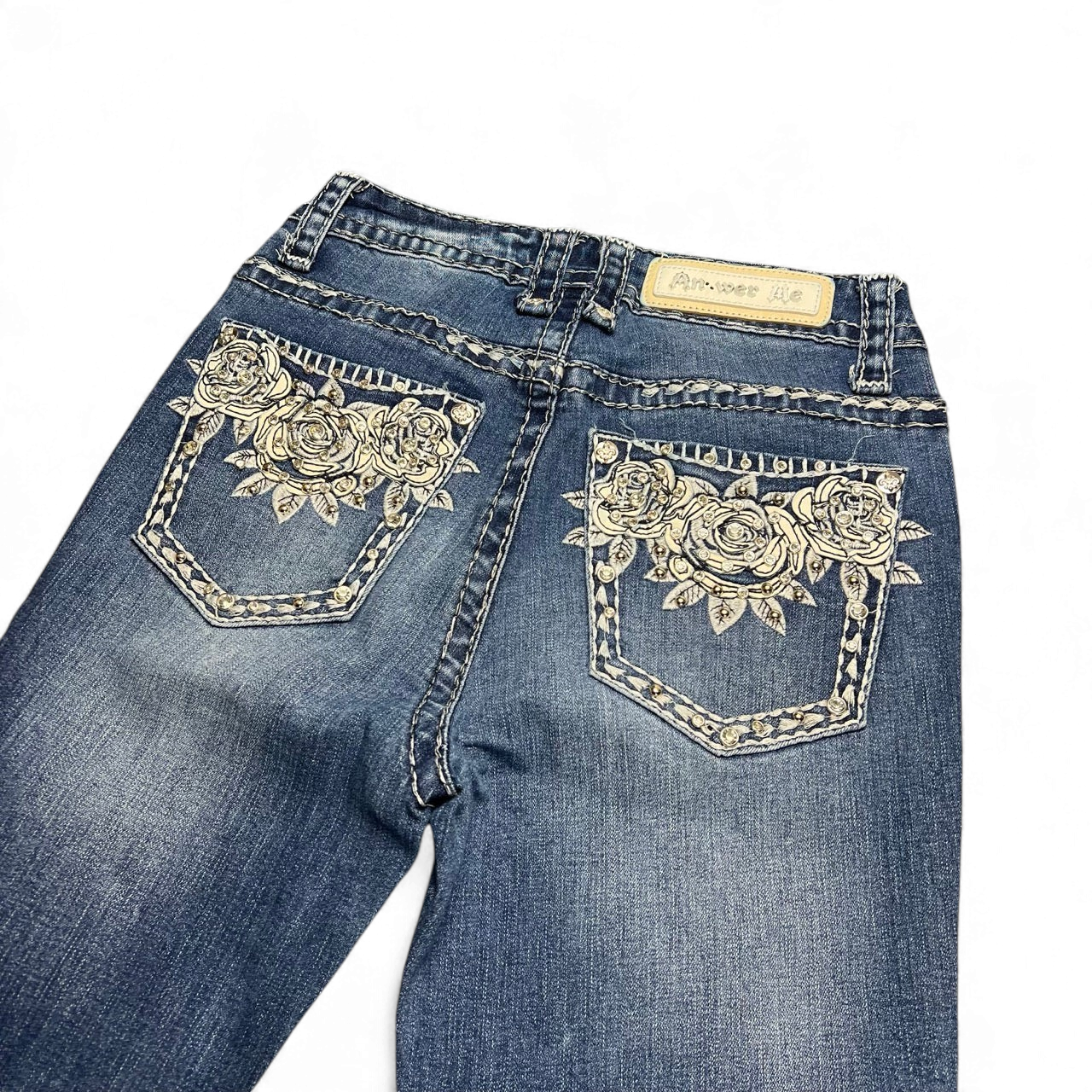 TWC Vintage Damen Y2K Bootcut Jeans in Blau mit aufwendiger Rosenstickerei und Strasssteinen auf den Gesäßtaschen