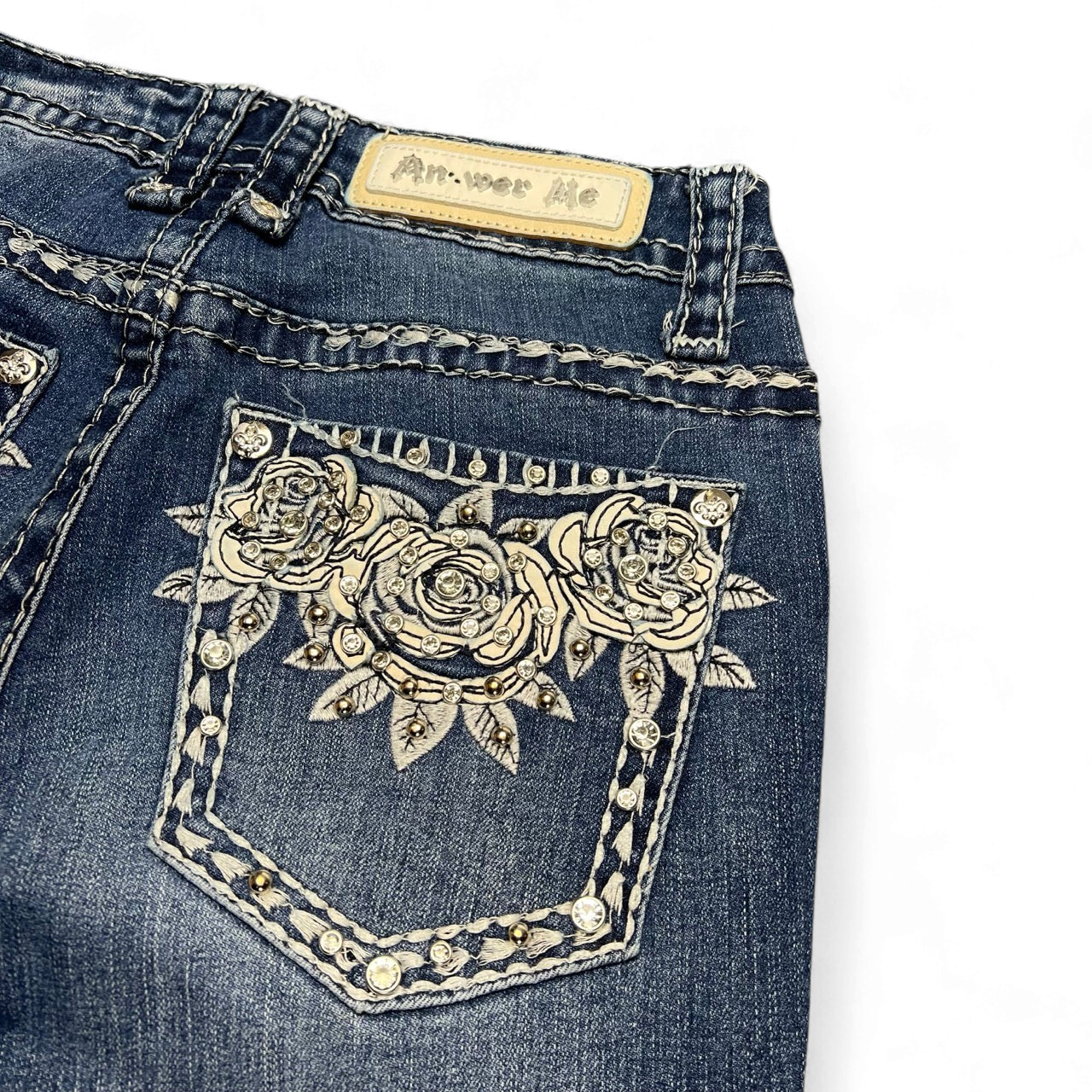 TWC Vintage Y2K Bootcut Jeans in Dunkelblau mit aufwendiger Rosenstickerei und Strasssteinen auf der Gesäßtasche